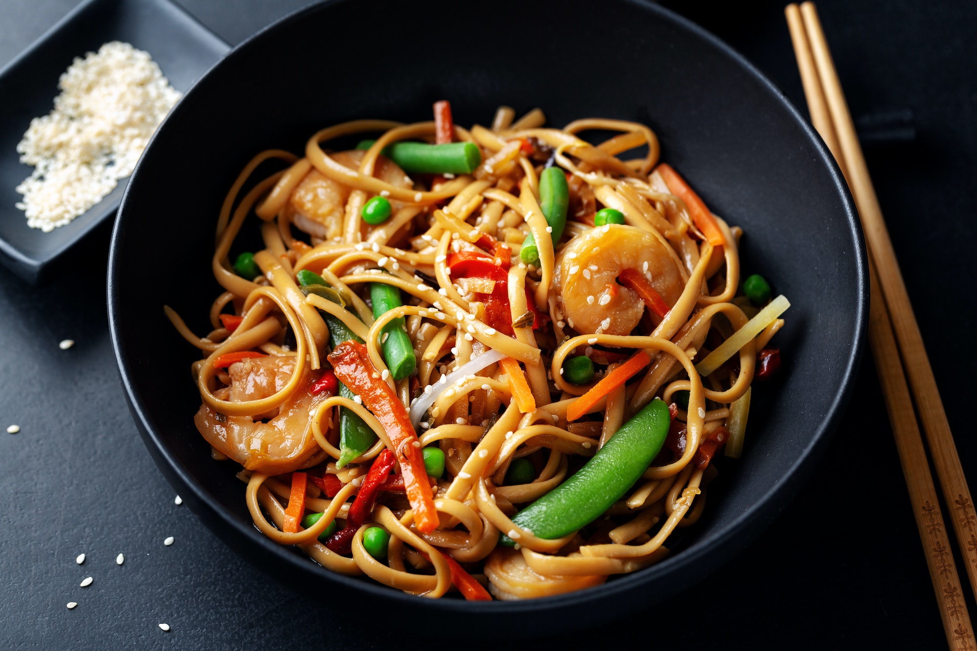 Asian noodles with shrimps and vegetables