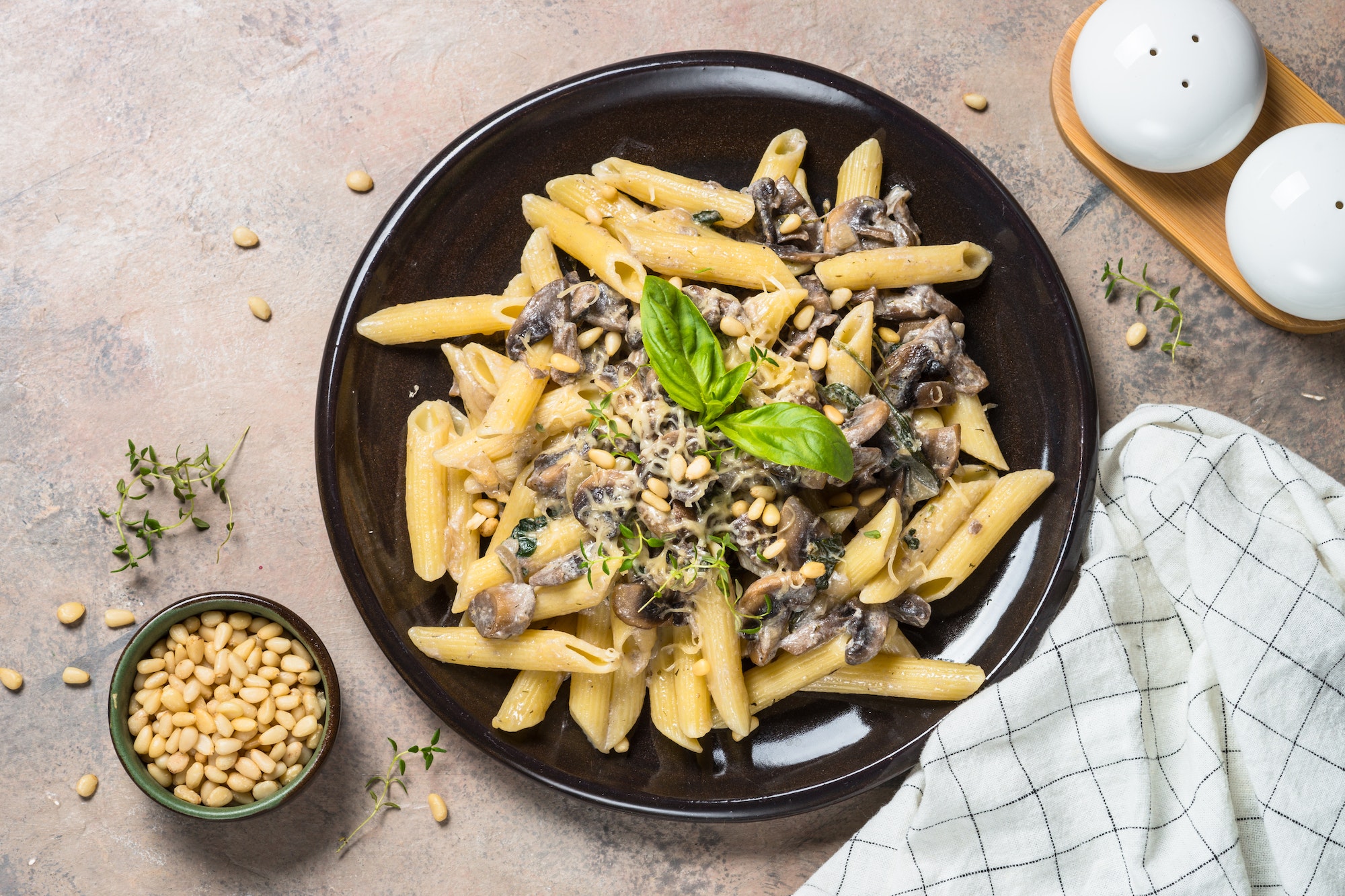 Pasta with mushrooms and spinach